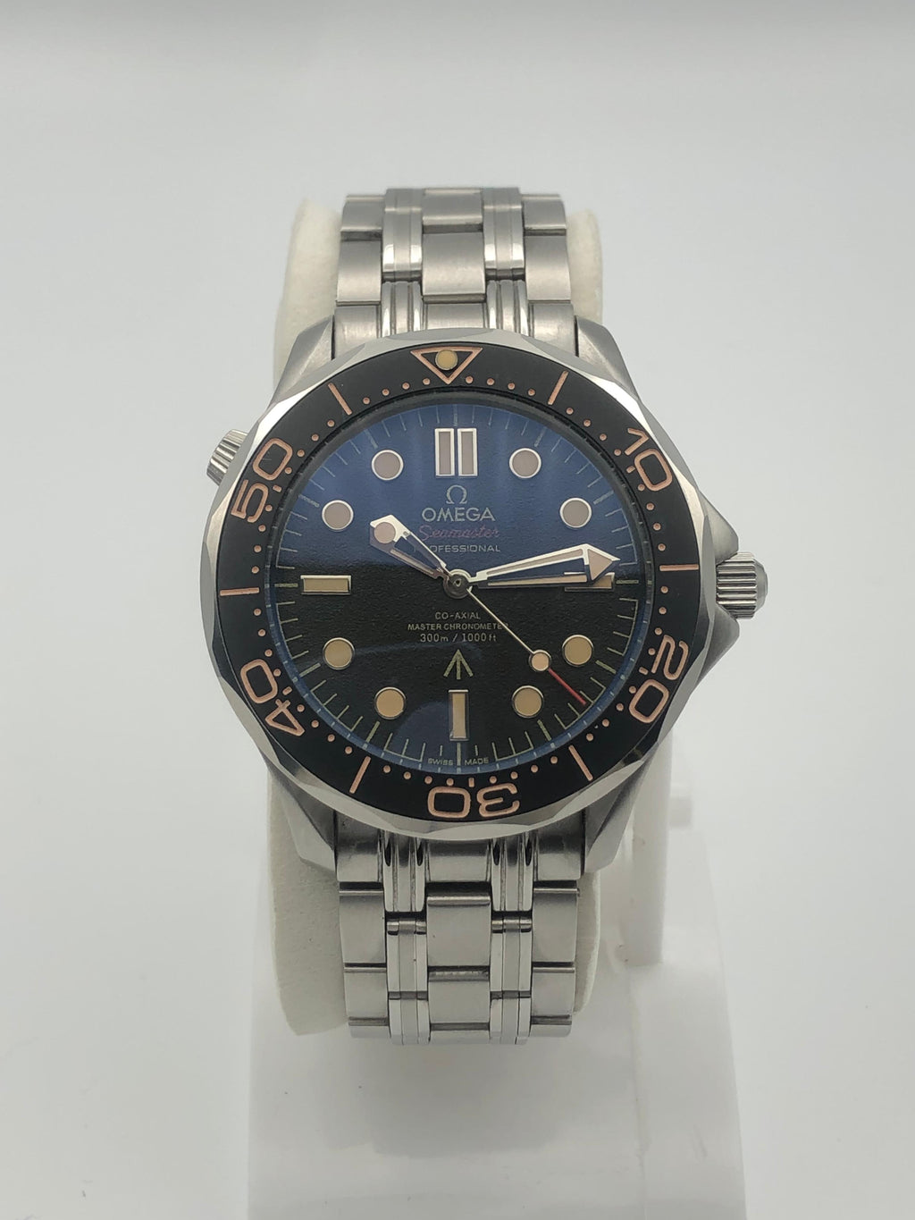 Elovris | Omega Seamaster Diver 300M 007 Edition Dusty Grey Dial – AAA+ Job-Lotted Italian Replica | Élovris Premium Collection