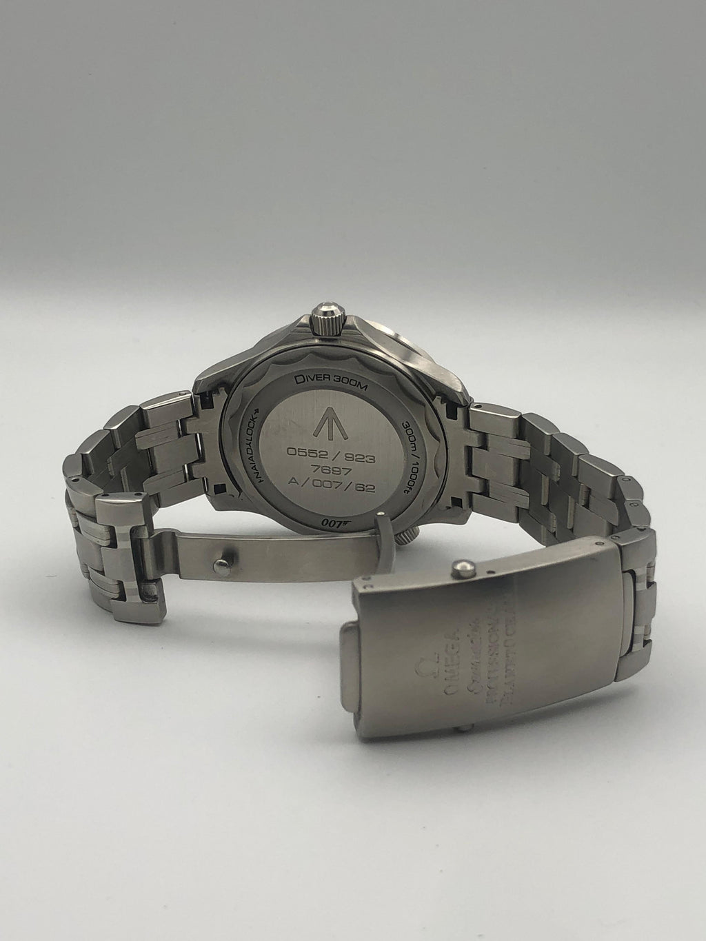 Elovris | Omega Seamaster Diver 300M 007 Edition Dusty Grey Dial – AAA+ Job-Lotted Italian Replica | Élovris Premium Collection