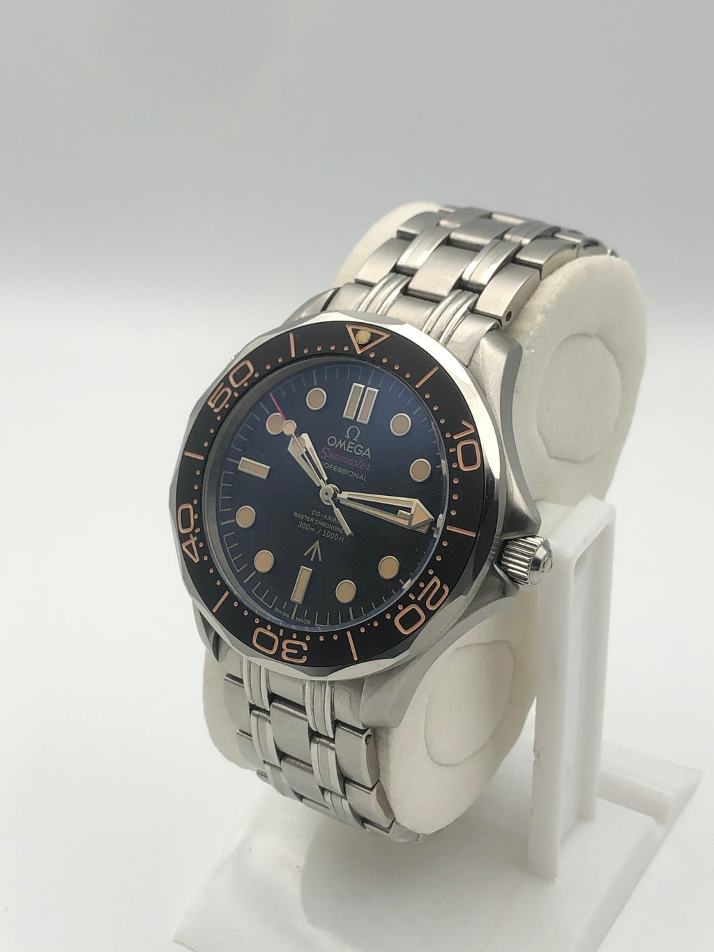 Elovris | Omega Seamaster Diver 300M 007 Edition Dusty Grey Dial – AAA+ Job-Lotted Italian Replica | Élovris Premium Collection